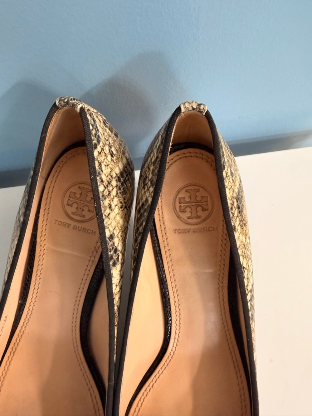 Tory Burch Snakeskin Cap Toe Heels | Gold Logo | Size 9.5M - Picture 4 of 10